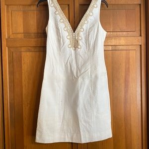 White lily dress size 6 has one tiny stain on lower part but in very good shape